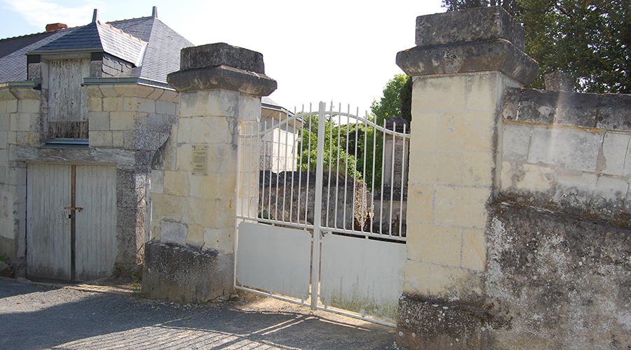 Portail du cimetière de Cunault